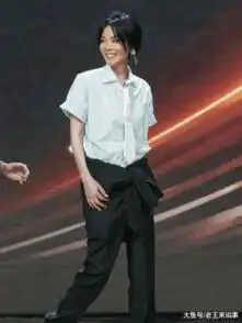 王菲年轻时短发照曝光,合影的男士有谁认识网友异性缘真好
