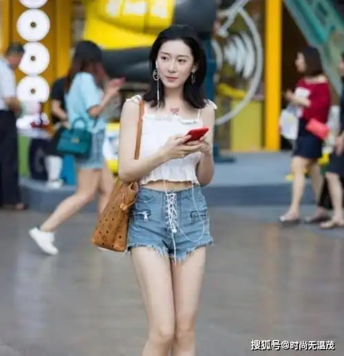 街拍青春靓丽的小姐姐,一件白色背心配牛仔裤,时尚清新漂亮
