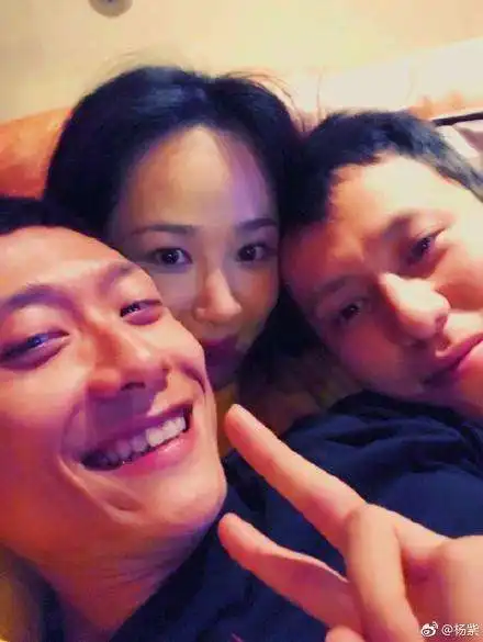 陈小春应采儿亲亲jasper围观娜扎吸血鬼妆容
