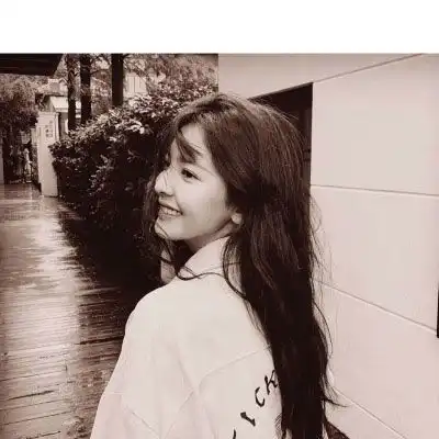 女生头像霸气侧脸不由得为约会的打扮而烦恼
