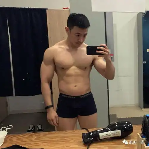 181cm肌肉壮男拍写真走红,这身材让网友不淡定了
