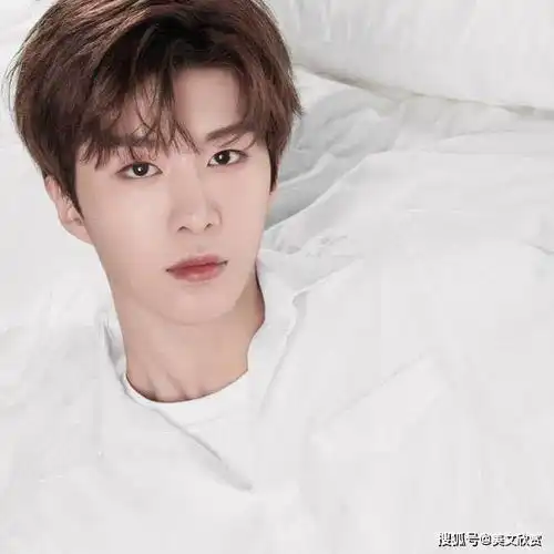 范冰冰捧弟弟,成龙捧儿子,他不捧自红,但他父亲却后悔生他
