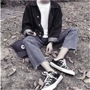 部位男头上半身全部是穿着牛仔裤的
