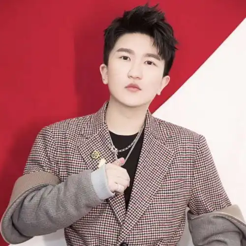 自以为长得很帅,却被现实打脸的男星,黄晓明还好,张大大太自信
