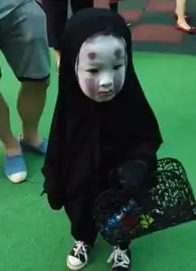 刷爆朋友圈的无脸男小朋友,卸妆后的真面目原来是这样的...

