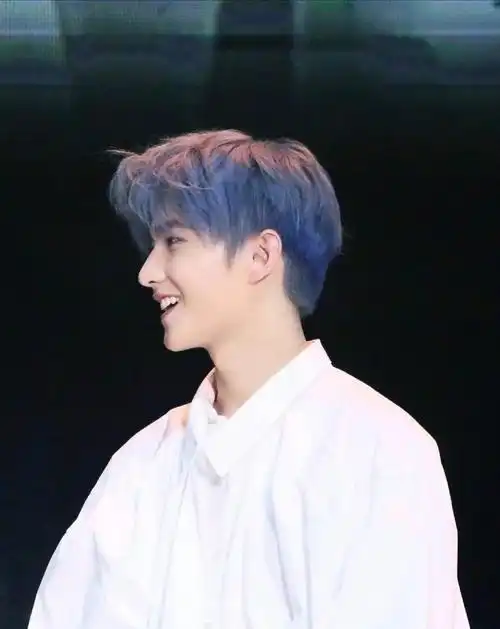 三年前的造型上热搜,蓝发时期的杨洋简直是男团门面担当
