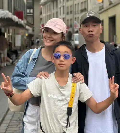 陈小春晒旅游照应采儿搂儿子很开心,11岁jasper身高过父亲肩膀
