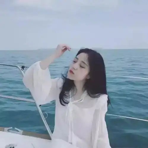 最近很火的现实句子相遇总是猝不及防,离别多是蓄谋已久
