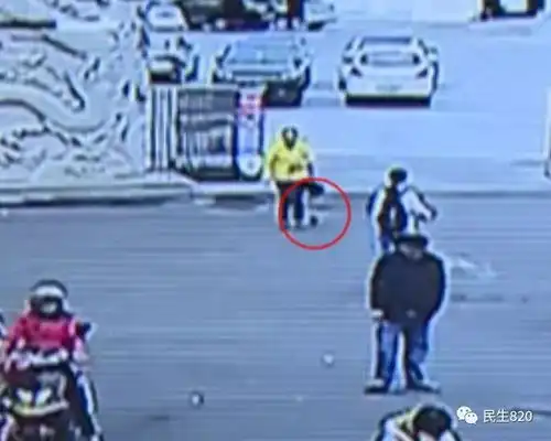 鸭舌帽口罩,昨晚一名全副武装的神秘男子给民生820送来60张百元大钞感谢有你,是你们让小城有了大爱
