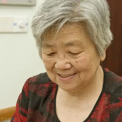 和再婚老伴aa制8年,一场病他提离婚,我才知一开始就埋下隐患

