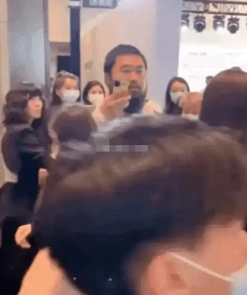 刘诗诗参加活动,男粉丝看到她后的反应太搞笑,网友是我本人
