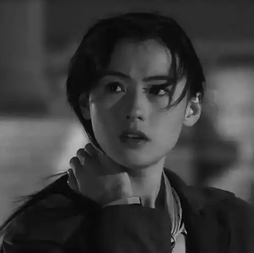 有没有黑白色的高冷的女生头像
