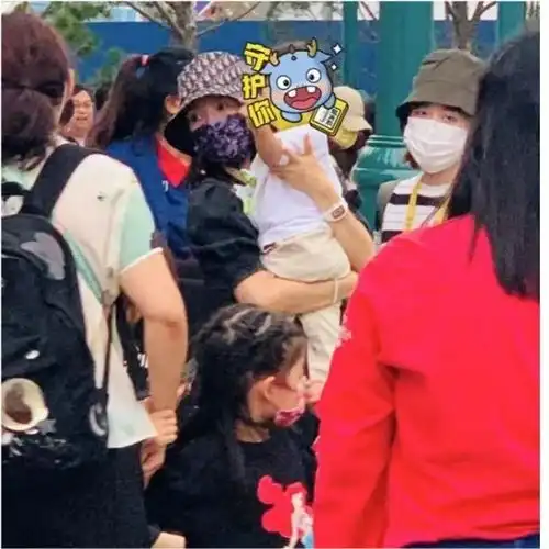 戚薇一家逛环球影城被偶遇,李承铉牵着女儿超有爱,好友李铢衔牵着女友同行