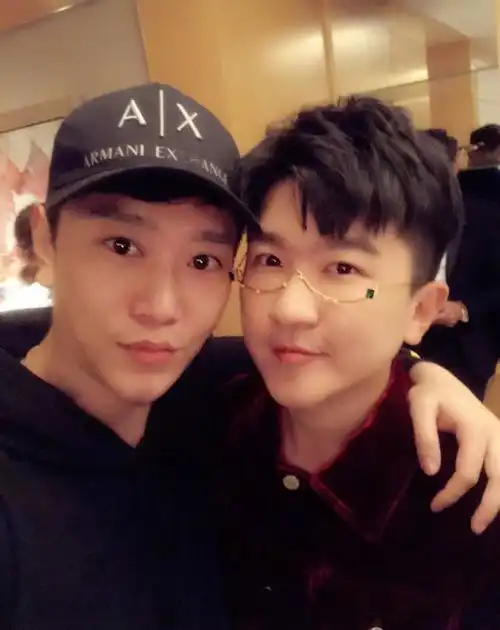 曾被传杨幂绯闻男友,邢博俊再分享亲密合影,大幂幂漫画腿抢镜
