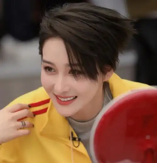 有种秀恩爱叫张馨予,穿老公军大衣露面,气场完胜范冰冰
