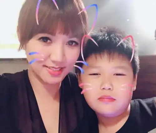 黎瑞恩罕晒全家福,16岁儿子像极了富豪老爸,18岁女儿美貌不输妈
