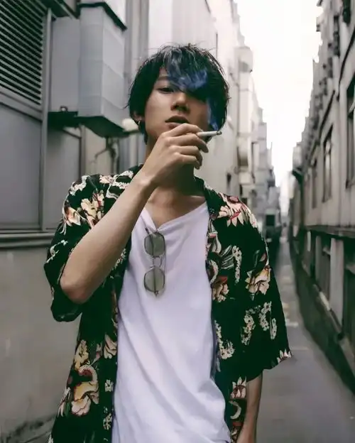 90的人都不懂的花衬衫出圈穿搭法,一招教你学会港风复古摩登搭配
