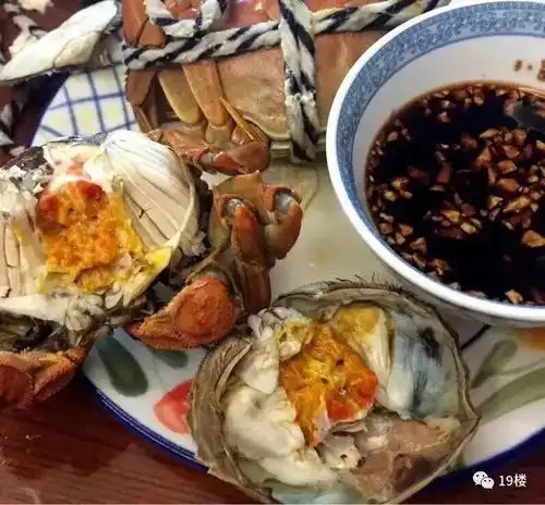 小伙网购大闸蟹发现分量不足,客服你退回来我给你多绑点绳寄回去....
