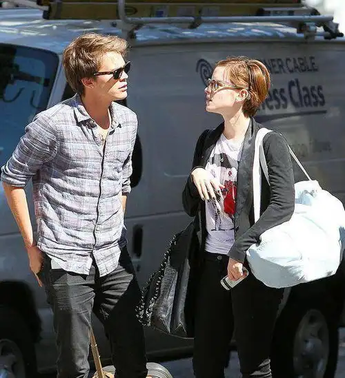 又换男友艾玛沃特森情史丰富赶超霉霉,29岁的她何时情定终生
