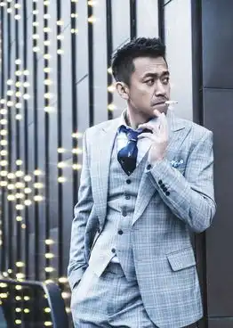 黄金熟男王学兵街拍彰显迷人魅力
