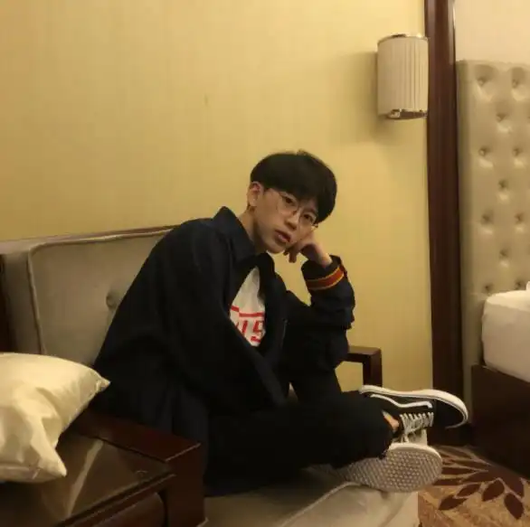 费启鸣章若楠疑似在一起,同穿情侣装还同时发博
