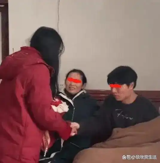 男子睡醒未起床,相亲对象已站在床边等候,手捧鲜花没有丝毫不耐
