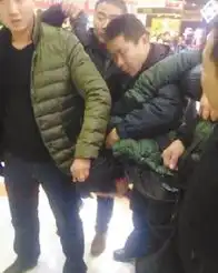 口罩男戴黑帽连开三枪劫金柜第四枪子弹卡壳
