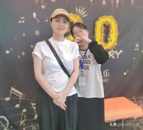 朱媛媛去世9天了,越来越多网友晒合照,靳东这一张,真的意难平
