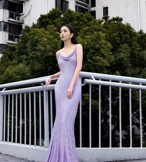 微博之夜,佟丽娅被85后小花比下去,如今凭借迪士尼少女装出圈
