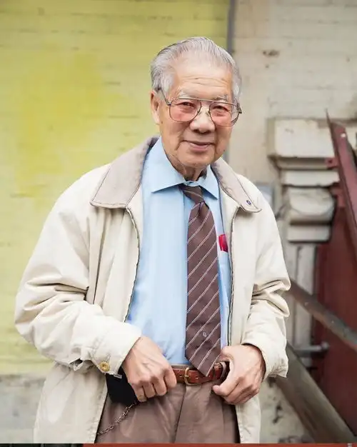 60女人别总说穿衣难,这些时尚奶奶用这3招,优雅又洋气
