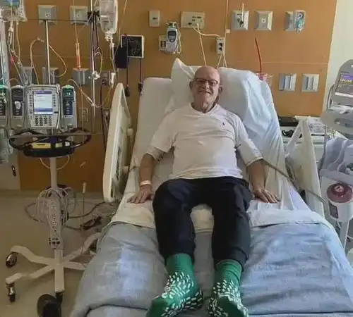 68岁男子感染了艾滋,同时患有白血病,接受骨髓移植后,都治愈了
