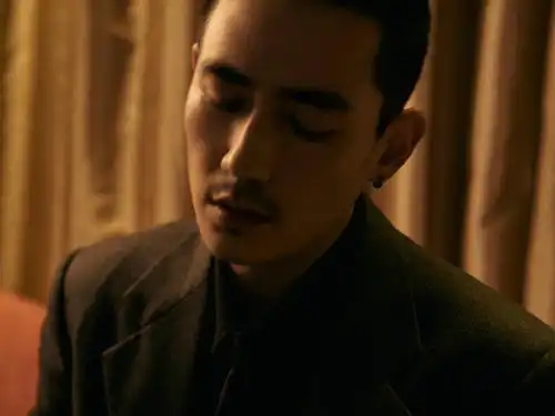 朱一龙寸头胡须造型亮相上海电影节成熟型男就是要又野又性感
