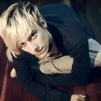 我想知道这个模特是谁,叫什么名字,最好有资料
