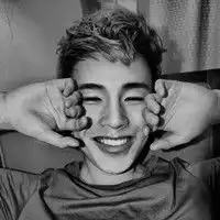 脸上贴卫生巾的头像
