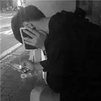黑白男生难过头像有时候男生也脆弱
