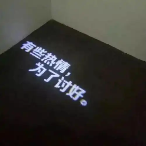 朋友圈背景别担心,爱你的人会对你偏心
