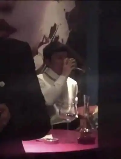 曝贾乃亮独自买醉李小璐疑似与pgone深夜k歌
