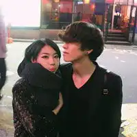 搂抱的亲昵小情侣头像我真想和你一直旅行
