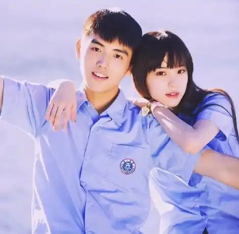 欧阳娜娜本人并不好看,只是包装成清纯人设,如今才19岁脸就崩了
