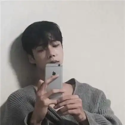 手机控的男生头像,没有办法现在就是手机不离手
