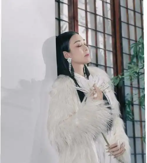 50岁钟丽缇拍摄古风写真,瘦下来后更加妩媚撩人,让人惊艳
