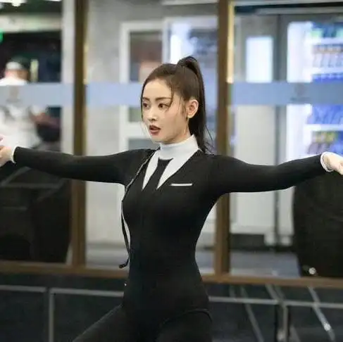 会来事曝张天爱私下聚会,贴身抱50岁男领导,这就是红的原因
