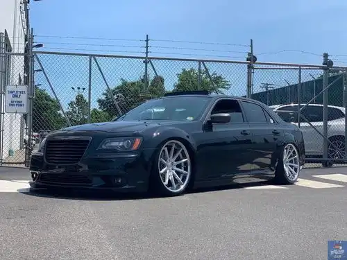 改装超大22寸轮毂的克莱斯勒300c,霸气的美系大块头
