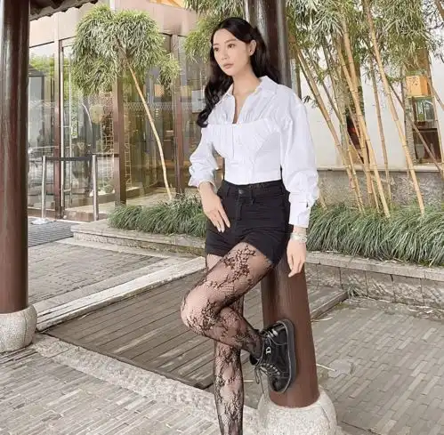 克拉拉真是亚洲第一美女,连土味白色紧身裙,都穿出了高级感
