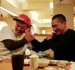 梁朝伟张震陈奕迅合体拍照网友男神们都成了褶子精
