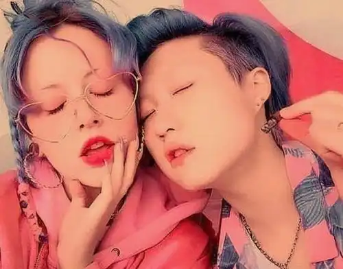 王菲女儿窦靖童亮相活动,打扮帅气短发似男生,被嘲有心理问题
