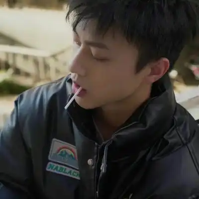 很干净又很文艺的男生气质头像ins风超酷小众的魅力男头大全
