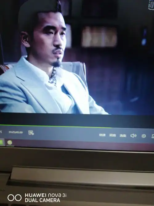 一快递小哥去商场送快递误走运人电梯然后电梯坏了,须要承担责任吗
