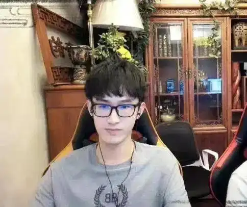 县城电竞男孩励志路18岁网吧代练挣五千,8年后买千万豪宅
