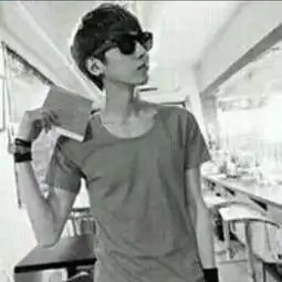 谁有这张照片的另一张情侣图片或者看着正常就行
